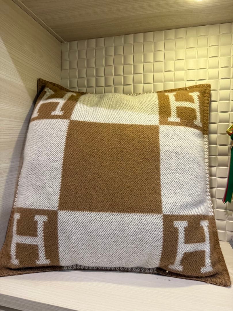 エルメス HERMES クッション アヴァロンIII PM エルメスクッション クッション 《アヴァロンIII》 PM | Hermès - エルメス-公式サイト