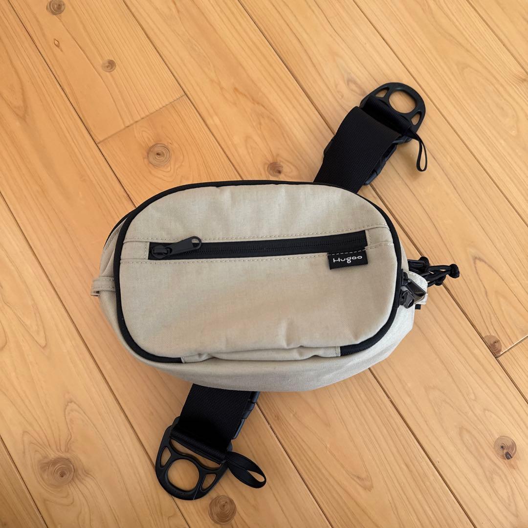 Hugoo ベージュ ボディバッグ - メルカリ