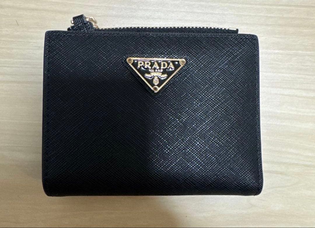 PRADA サフィアーノレザー 二つ折り財布 ブラック - メルカリ