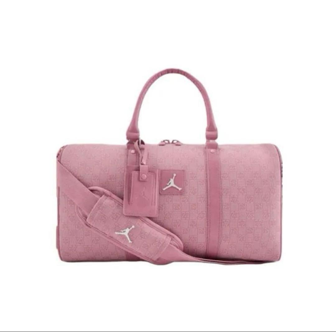 ジョーダン(JORDAN)モノグラム ダッフル バッグ　ボストンバッグ　ピンク ジョーダン☆モノグラム ボストンバッグ/ダッフルバッグ (Nike