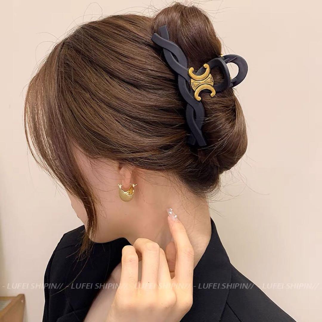 新品・未使用！セリーヌ ヘアピンヘアクリップ - メルカリ