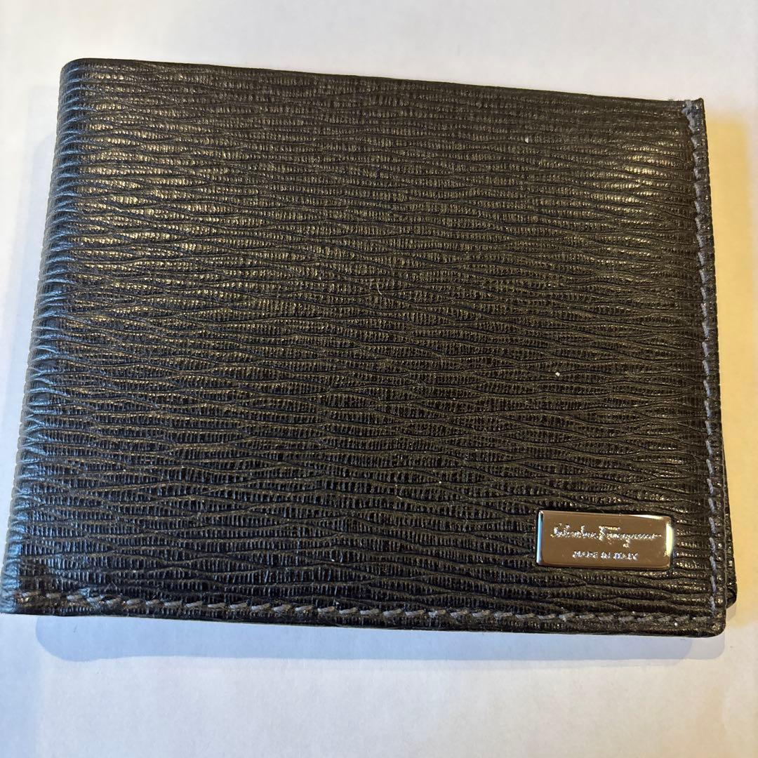 S*i様 フェラガモ　ブラックレザー 二つ折り財布 FERRAGAMO（フェラガモ） 《クーポン配布中》フェラガモ 二つ折り財布