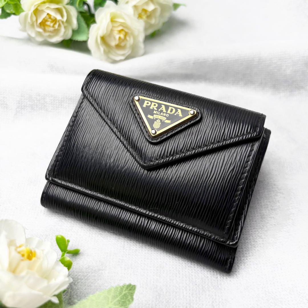 PRADA 三つ折り財布 トライアングルロゴ ヴィッテロムーブ レザー 三角ロゴ Amazon | [Prada] [プラダ] 財布 三つ折り財布 型押しレザー(縦シワ