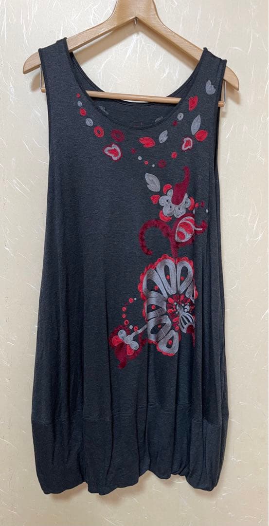 トクコプルミエヴォル ノースリーブ チュニック ダークグレー 花柄刺繍