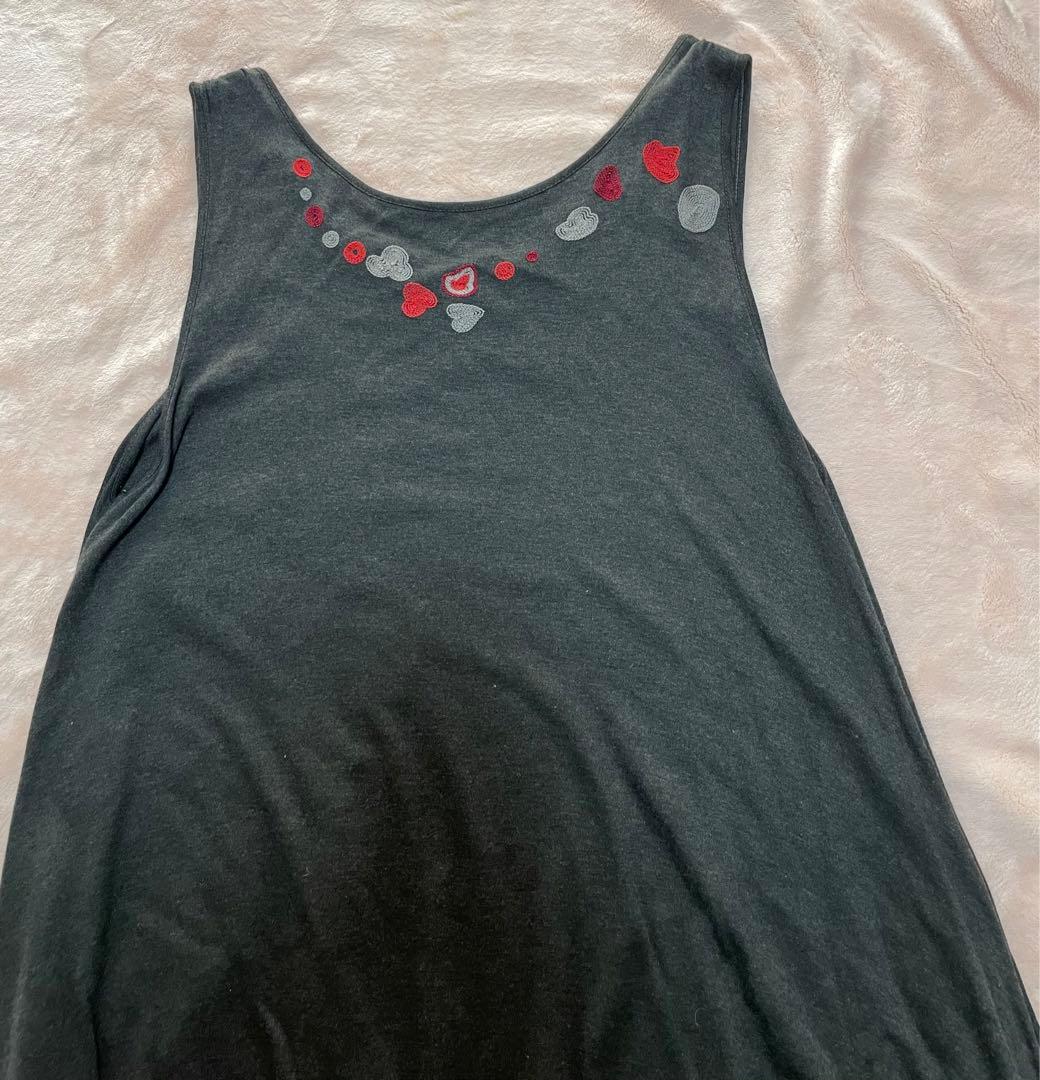 トクコプルミエヴォル ノースリーブ チュニック ダークグレー 花柄刺繍