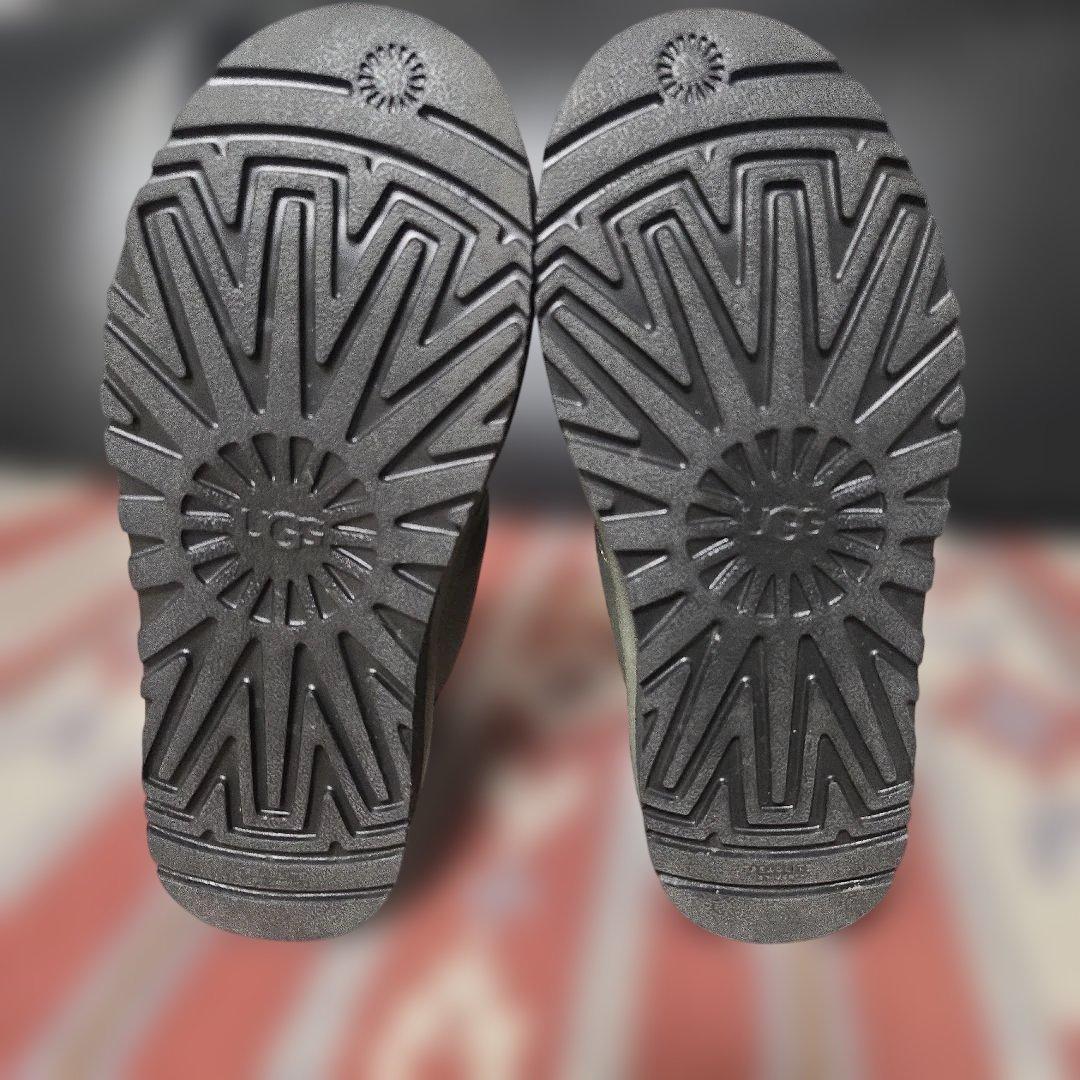 UGG Neumel Platformムートンブーツ ヘイリービーバー着用モデル