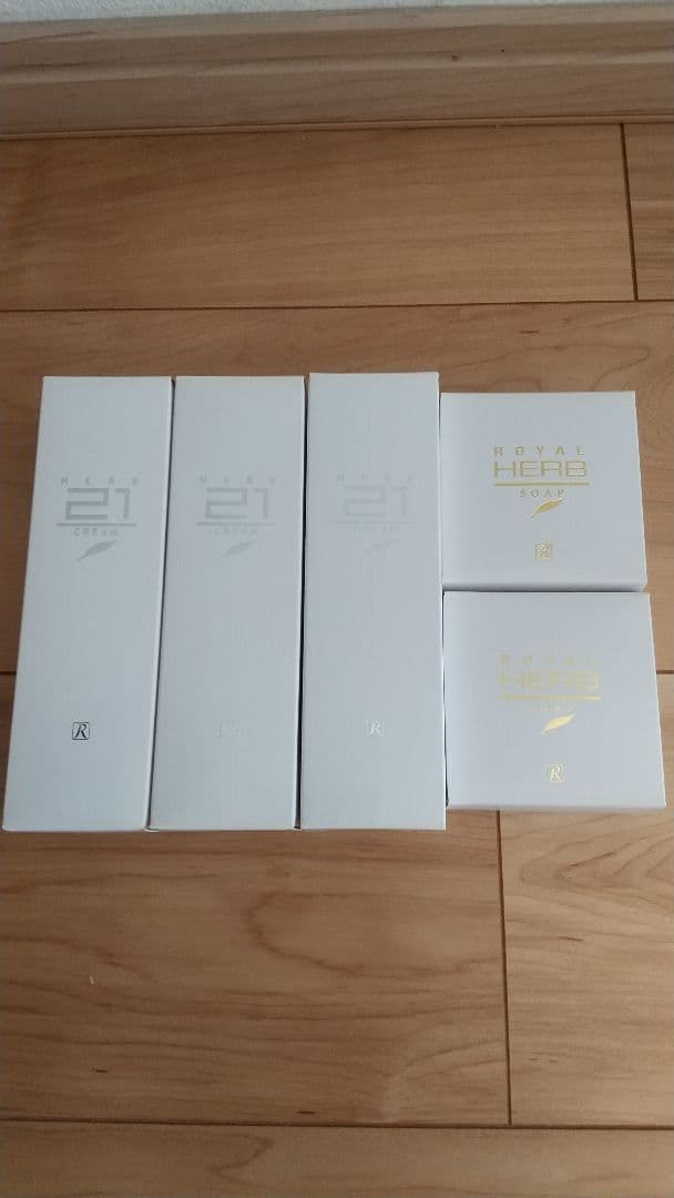 ★ロイヤルハーブソープ、ロイヤルハーブ21クリーム Amazon | ロイヤル化粧品 ロイヤルハーブ 21クリーム 50g 保湿 純金箔