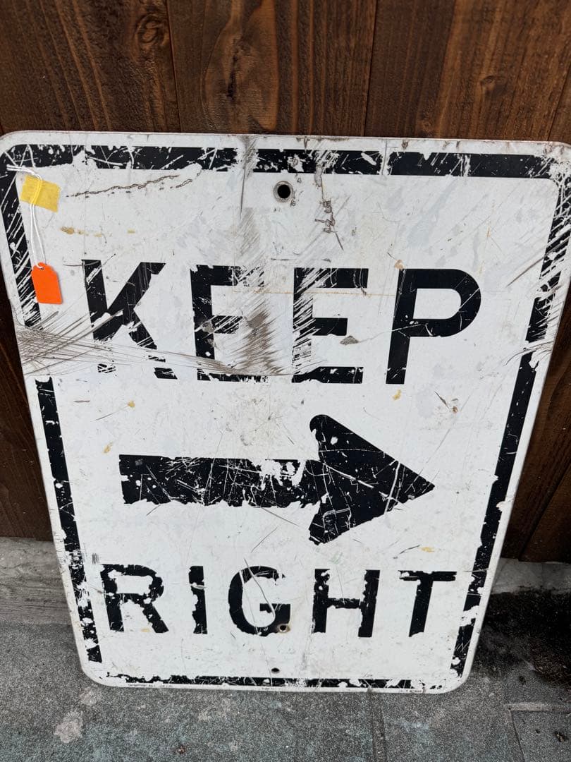 交通標識 KEEP RIGHT 右矢印 アメリカロードサイン 交通標識 KEEP RIGHT 右矢印 アメリカロードサイン - アンティーク雑貨