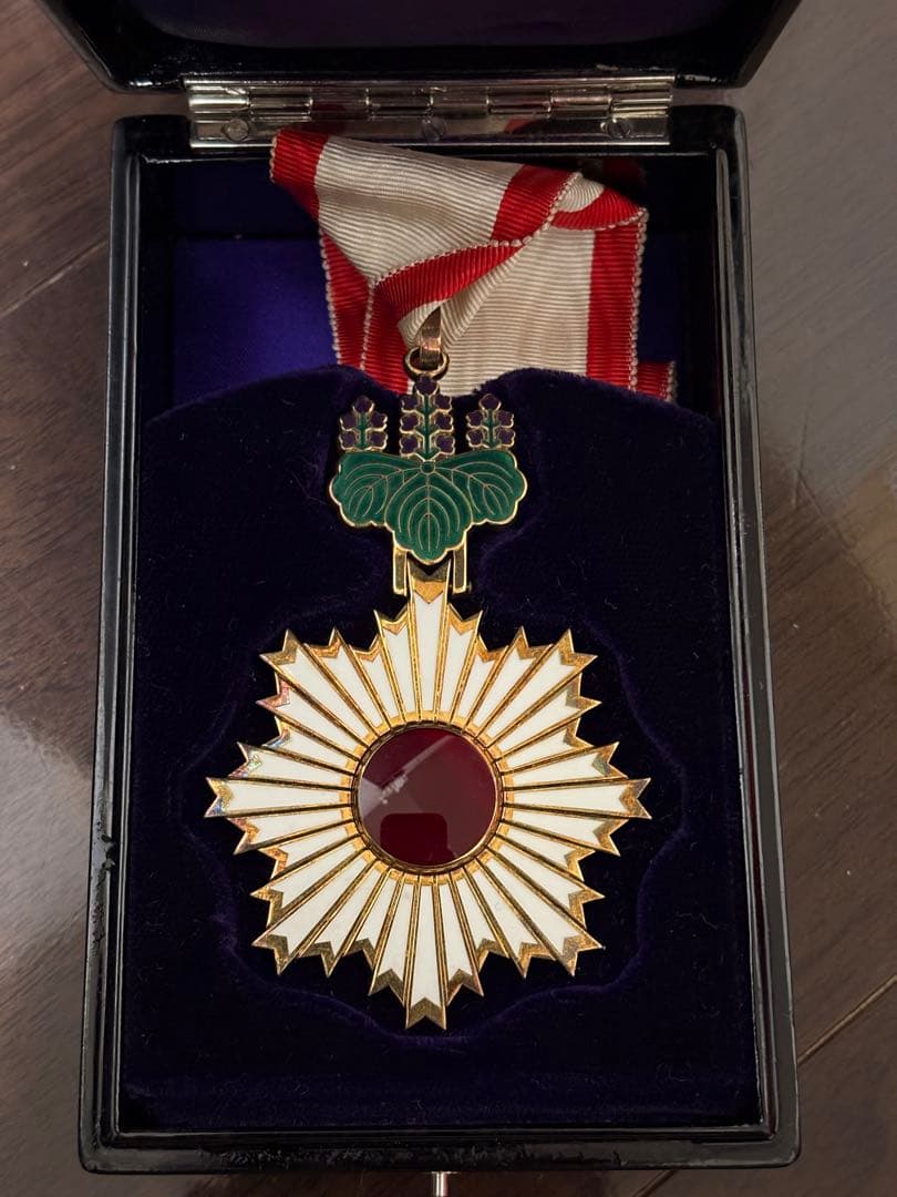 勲三等旭日中綬章　勲章 記章 徽章 ケース付/保管品 Yahoo!オークション -「勲三等旭日中綬章」(徽章) (小物、アクセサリー