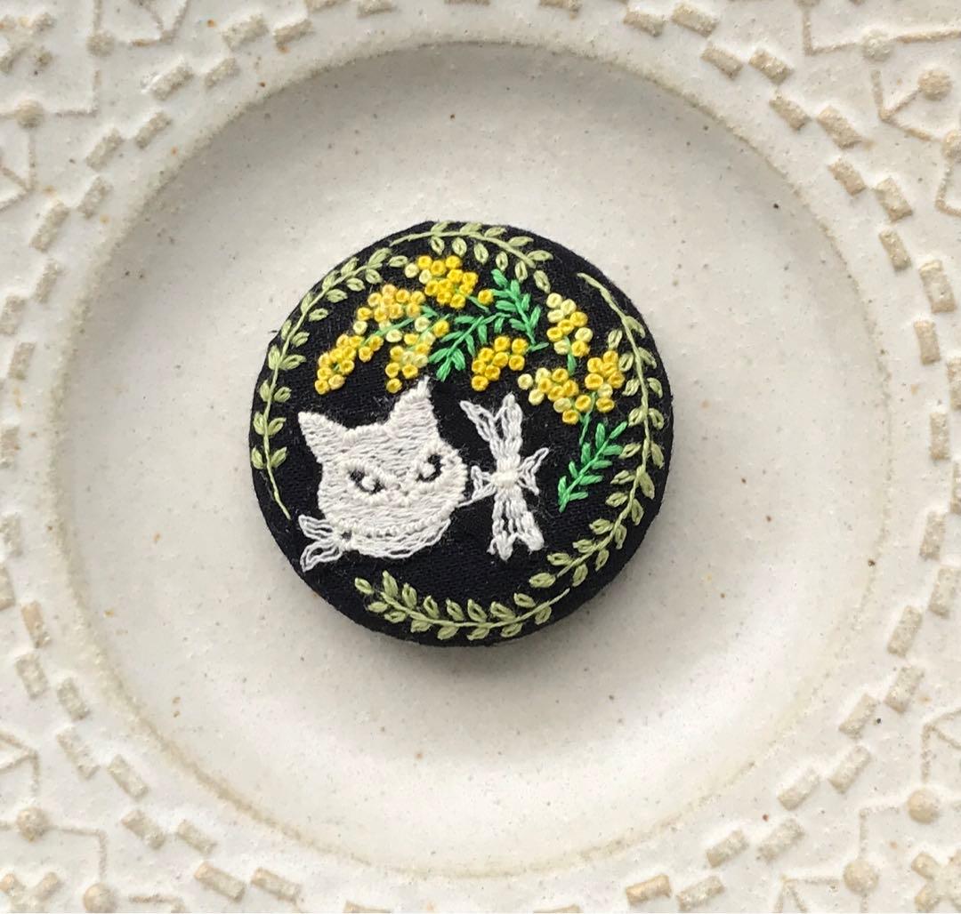 刺繍ブローチ くるみボタン ハンドメイド クロッチくん - メルカリ