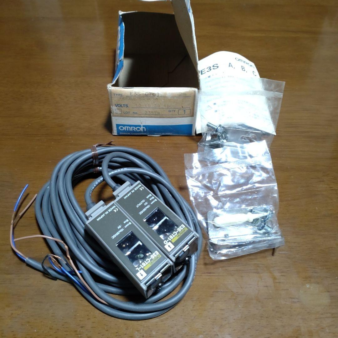 オムロン E3S-CT61 2m オムロン（OMRON） E3S-CT61 2M 縦型 耐油・長距離光電センサー(メタル