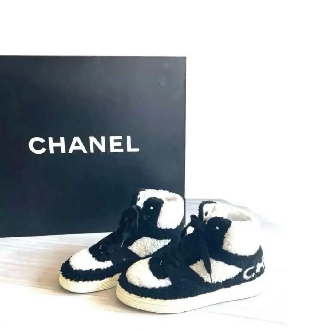 CHANEL ムートン ボア ハイカットスニーカー - メルカリ