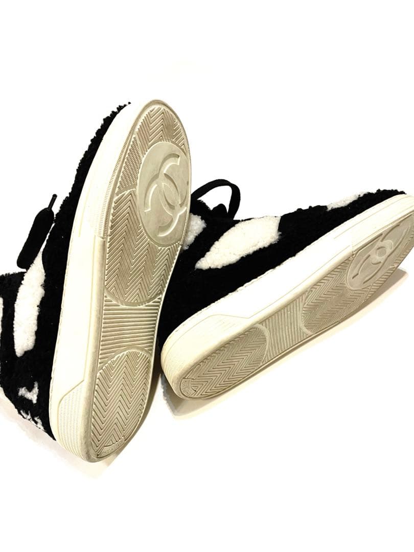 CHANEL ムートン ボア ハイカットスニーカー - メルカリ