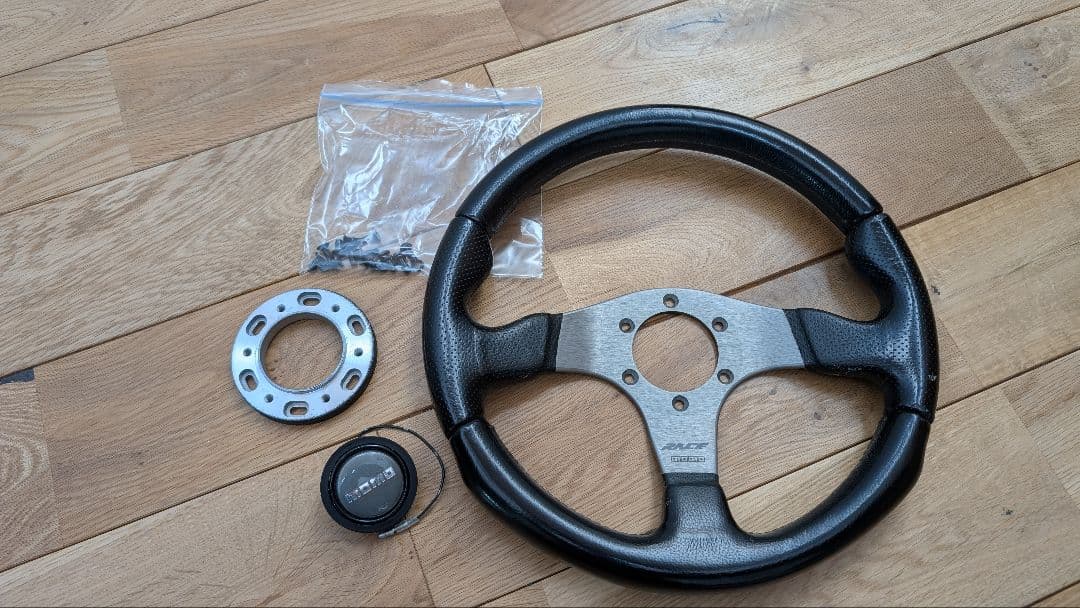 【送料込】MOMO RACE 32π Amazon | MOMO(モモ) ステアリング レース 32パイ BK R-12