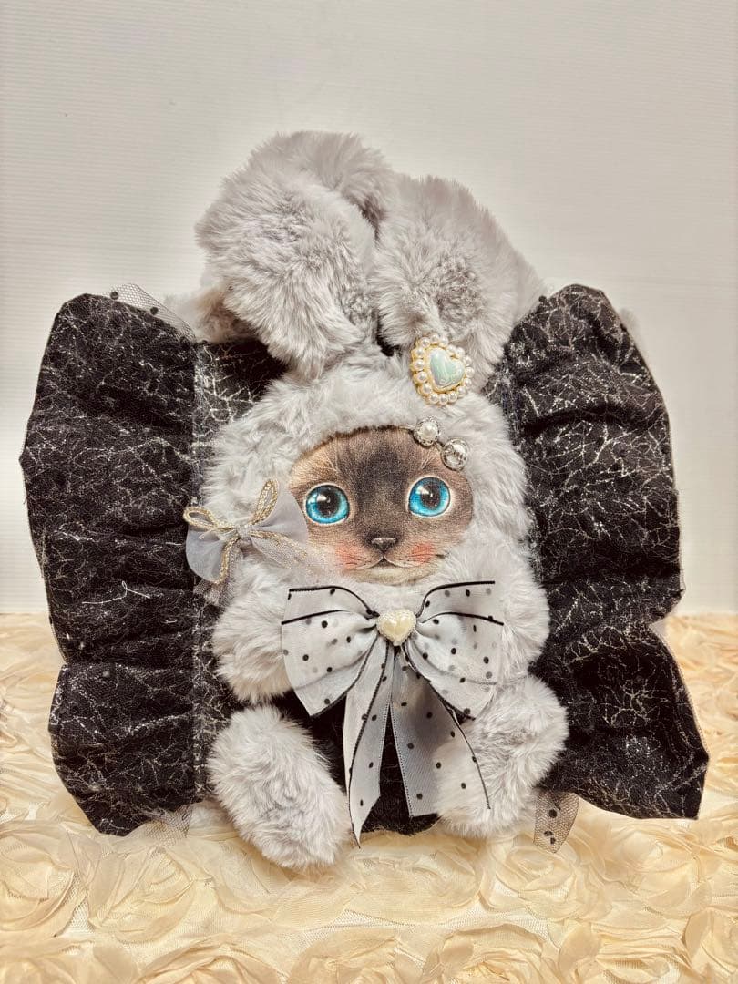 コヤンイサムチョン　グレーブルーファのフリルコロリンバッグ Wフリル&ブルーのお花が可愛い❤黒猫ちゃんトートバッグ。コヤンイサム