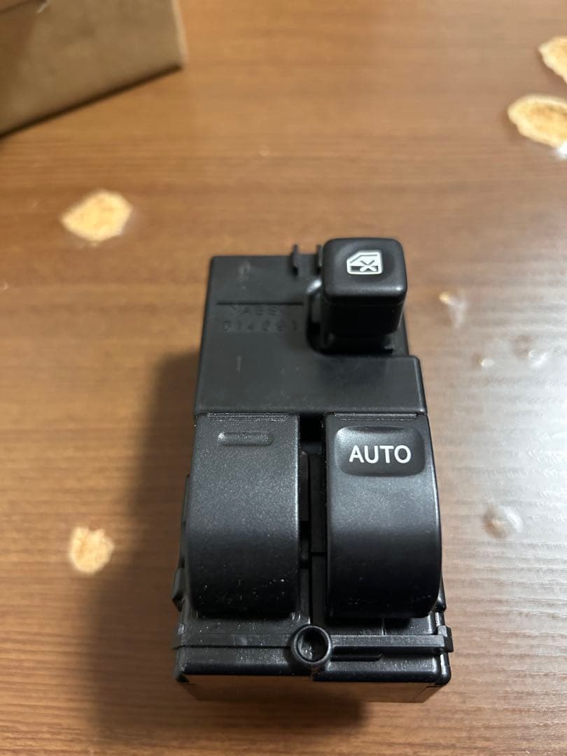 日野 右パワーウィンドウ スイッチ 純正品84810-E0070