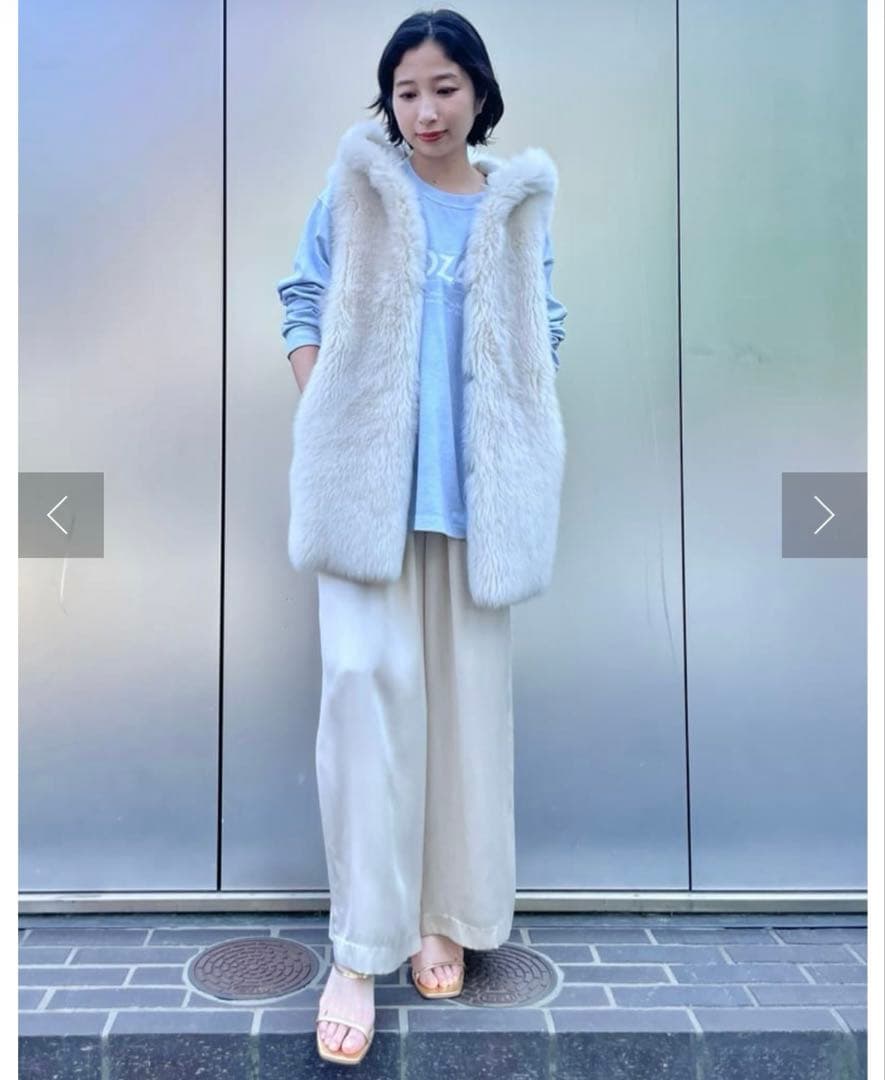 セール ウィムガゼット フーデッドファージレ エクリュ - メルカリ