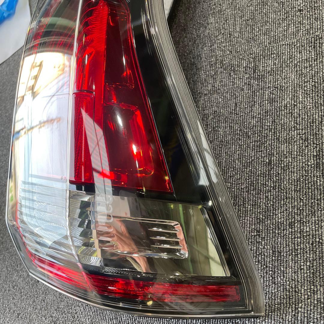 ニッサンセレナリヤコンビネーションランプユニット右