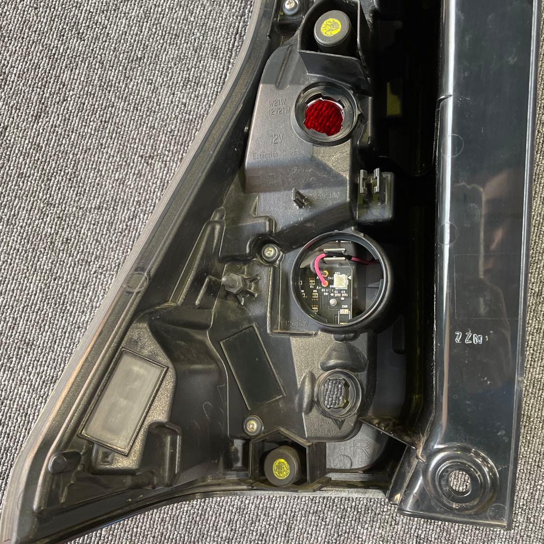 ニッサンセレナリヤコンビネーションランプユニット右