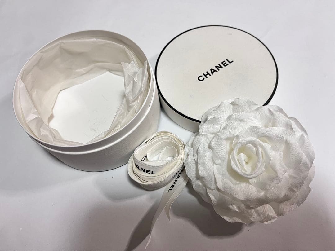CHANEL シャネル 非売品 ノベルティ ホワイトカメリアコサージュ New 新品】シャネル CHANEL PARFUMS ノベルティ カメリアコサージュ