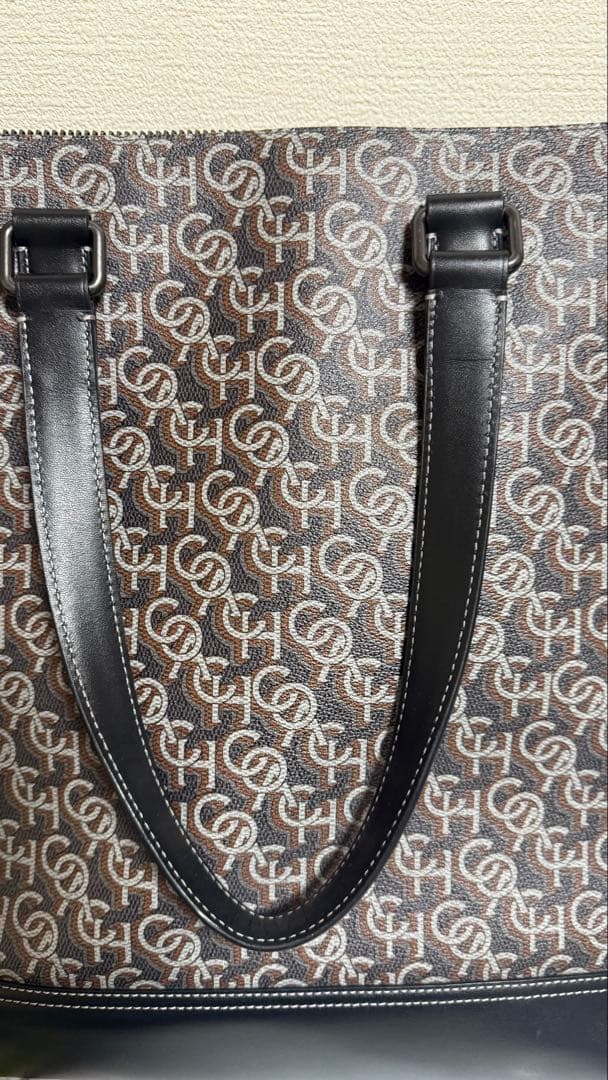 スタイリッシュなCOACHグラハムのシグネチャーバッグで上品で使い