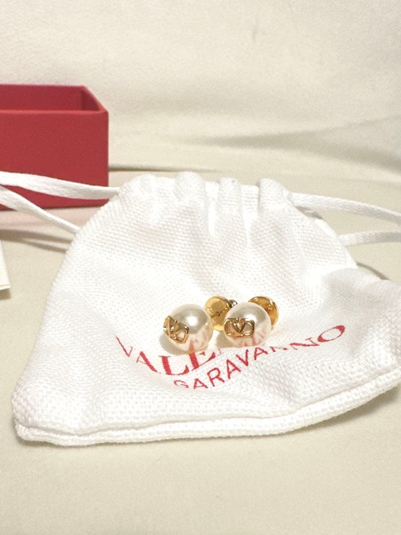 ヴァレンティノ Vロゴ シグネチャー パールビーズ ピアス VALENTINO Vロゴ シグネチャー スワロフスキー®パールビーズ ピアス for