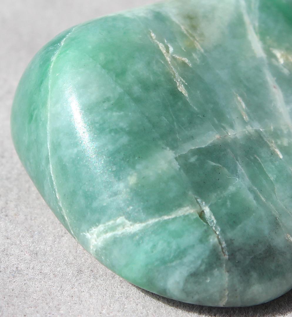 ［ガラス質の逸品］糸魚川翡翠 原石 タンブル 38.1g