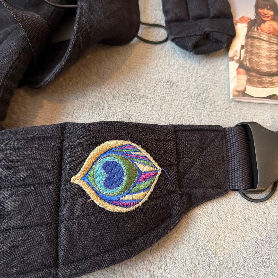 artipoppe アーティポッペ ブラック 抱っこひも 刺繍デザイン | 激安