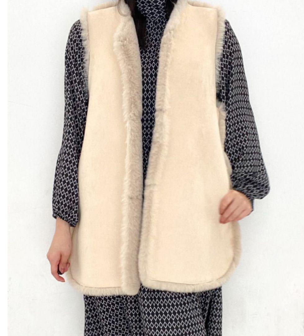 美品【l'armoire de luxe】エコファーリバーシブルベスト ベージュ