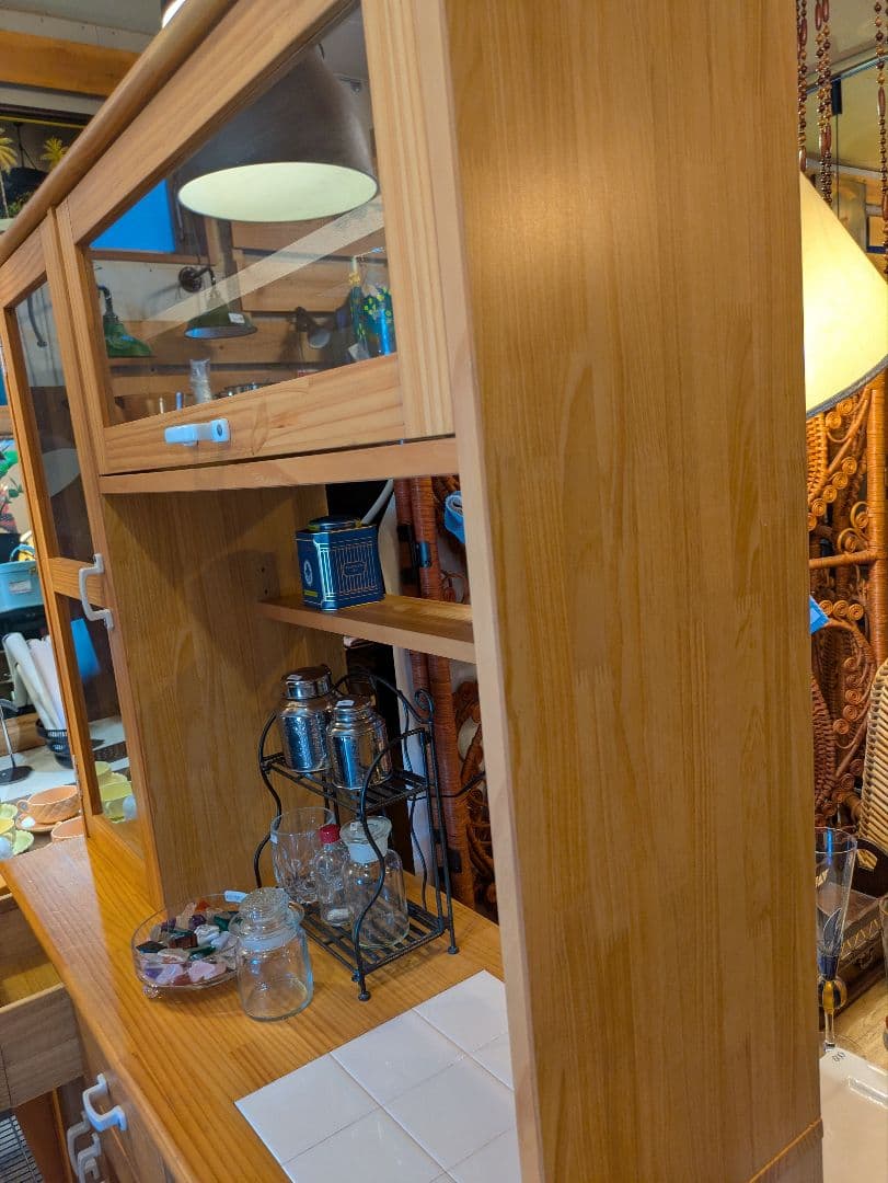 モモナチュラル 木製食器棚 ガラスドア付き タイル天板 廃盤品 - メルカリ