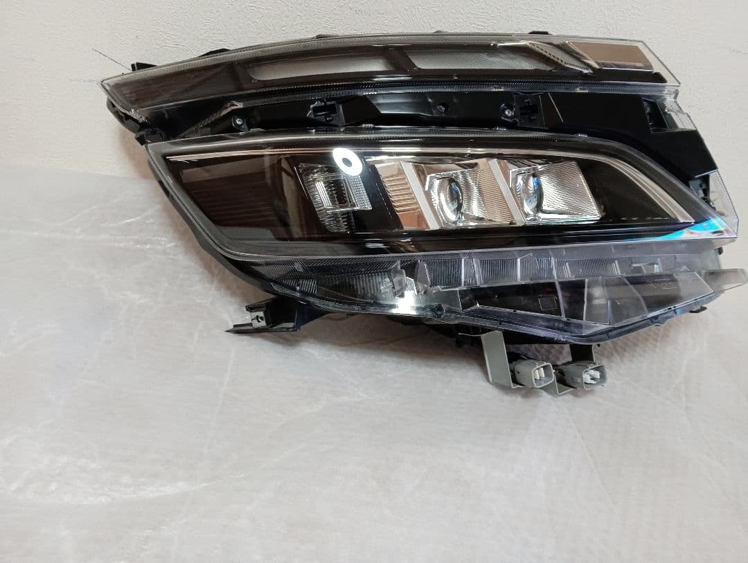 ヴォクシー80系後期ヘッドライトZRR80W/ZRR80/ ZRR80 ヴォクシー 後期 ヘッドライトLED デイライト化ハーネス [純正