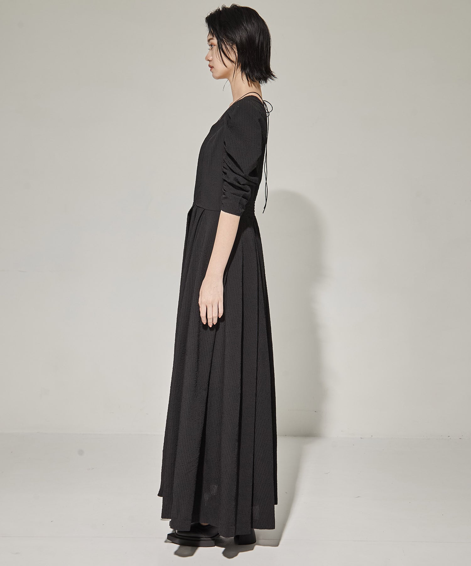 SEERSUCKER VOLUME HEM DRESS(S BLACK): AMERI: WOMENS｜ STUDIOUS
