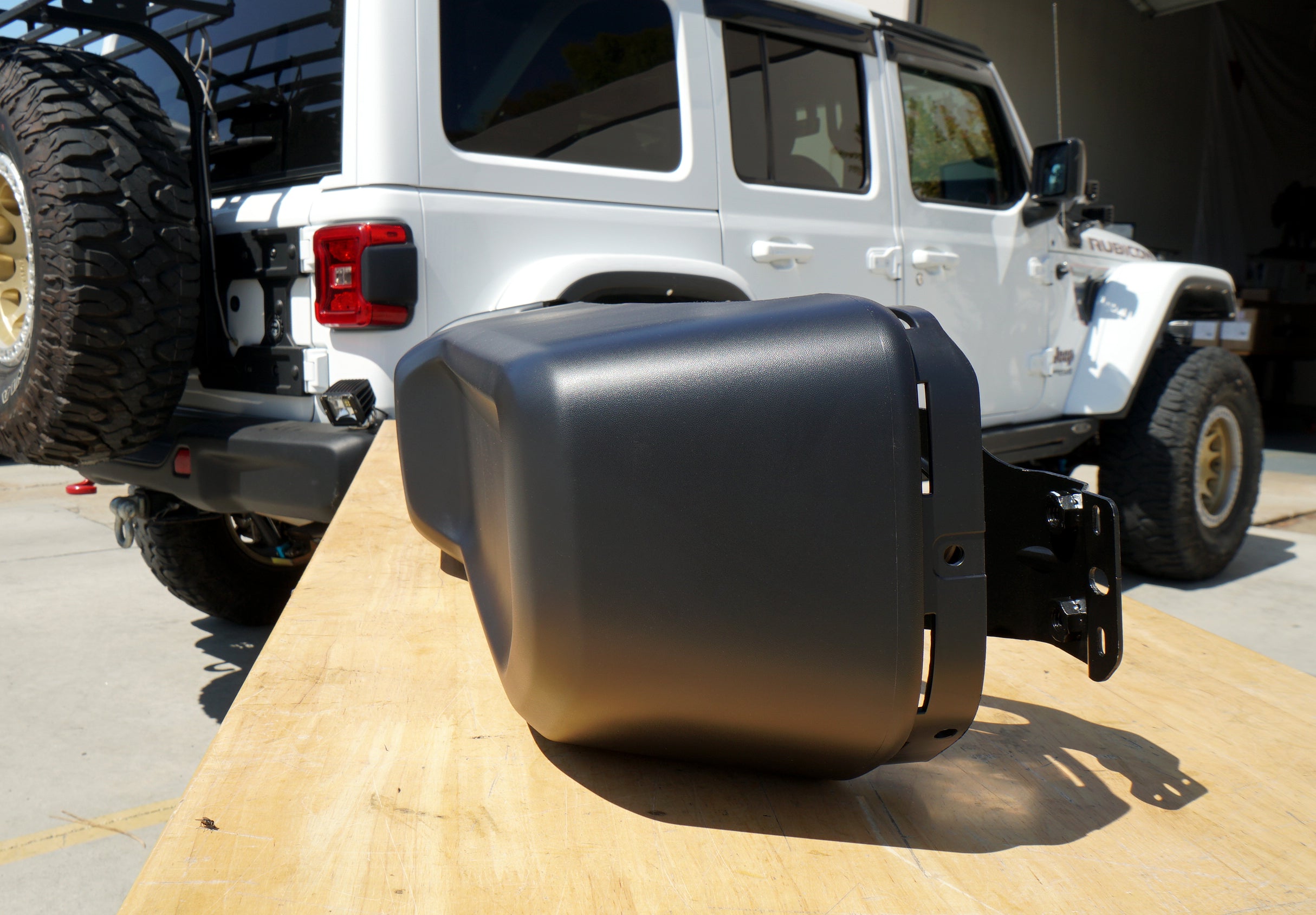 MOPAR 純正 US リアプラスチックリアバンパー (センサー組込み済み