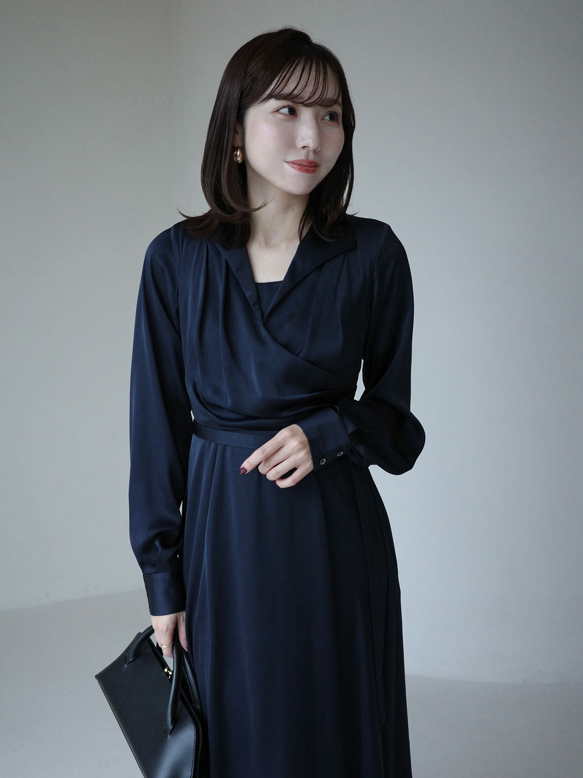 サテンオープンカラーフレアワンピース