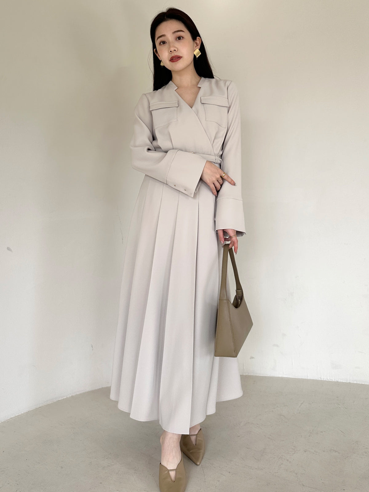 ダブルサテンノーカラータックワンピース