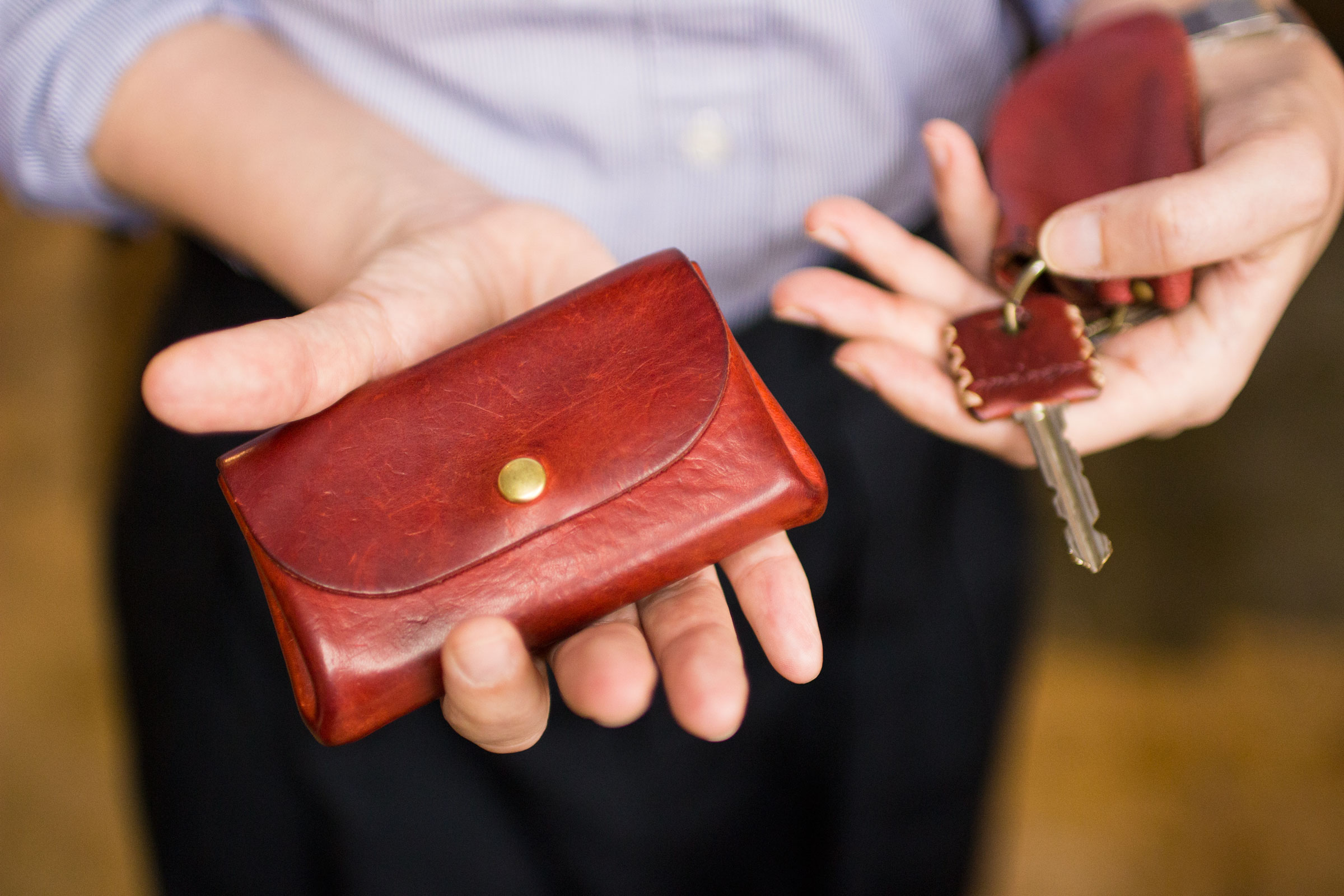 春の限定カラー ミッスーリレザーの青と赤 |analogico（アナロジコ）