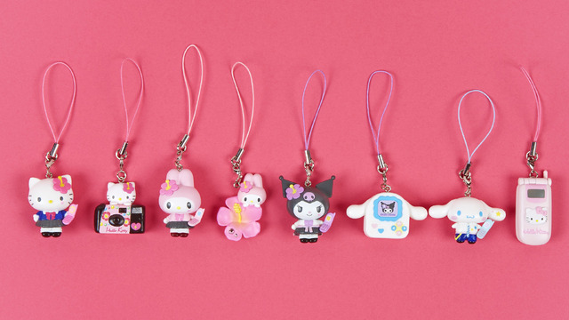 サンリオ」キティたちが“平成コギャル”に変身！ ガラケー