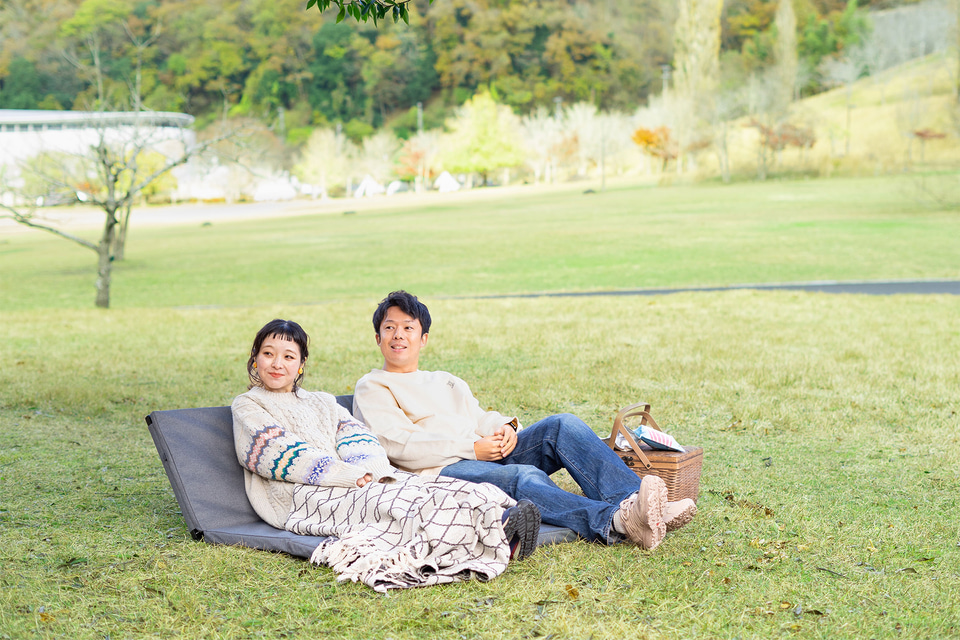 DOD、家でもアウトドアでも使える折りたたみ式フロアソファ