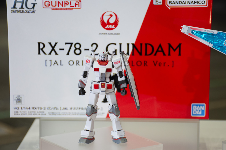 グラスフェザー装備のガンダム（RX-78F00/E）、JALとともに飛ぶ！ 大阪