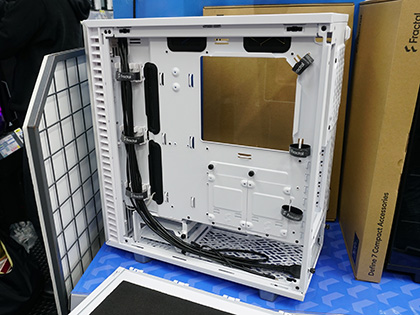 Fractal Designの「Define 7 Compact」に白色モデル、サイドパネル違い