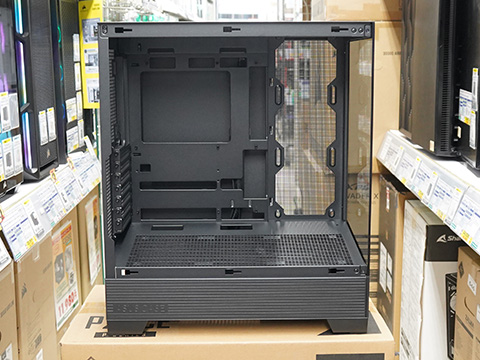 ゴールデンアングル採用のピラーレスPCケース「ASUS A31 Case」が