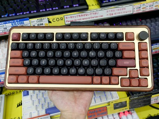 ウォールナット木製フレーム採用の75%メカニカルキーボード「AKKO MU02