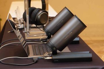 USB DACやアンプ搭載した真空エンクロージャーの「VECLOS」スピーカー