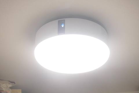 ミニレビュー】照明なのにプロジェクター? 日常使える「popIn Aladdin