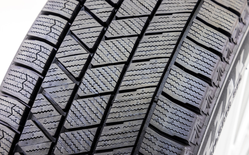 スタッドレスタイヤレビュー】ブリヂストンの最新スタッドレス