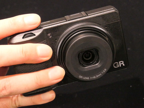 RICOH GR III」の動作機が初公開 - デジカメ Watch