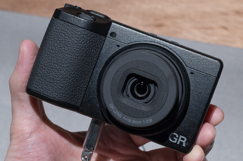 触ってきました「RICOH GR IV」。GR IIIからの変化点を詳しくチェック