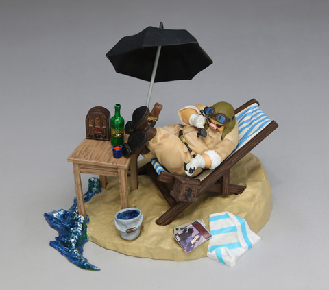 紅の豚」よりアジトでくつろぐポルコがプラモデルになって登場。4月17