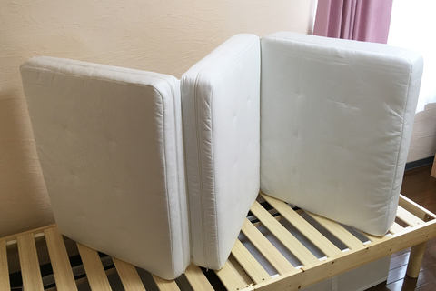 無印の「洗えるマットレス・固クッション」。三つ折りが布団派に