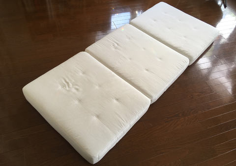 無印の「洗えるマットレス・固クッション」。三つ折りが布団派に